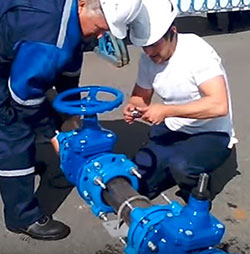 Встановлення чавунних засувок.